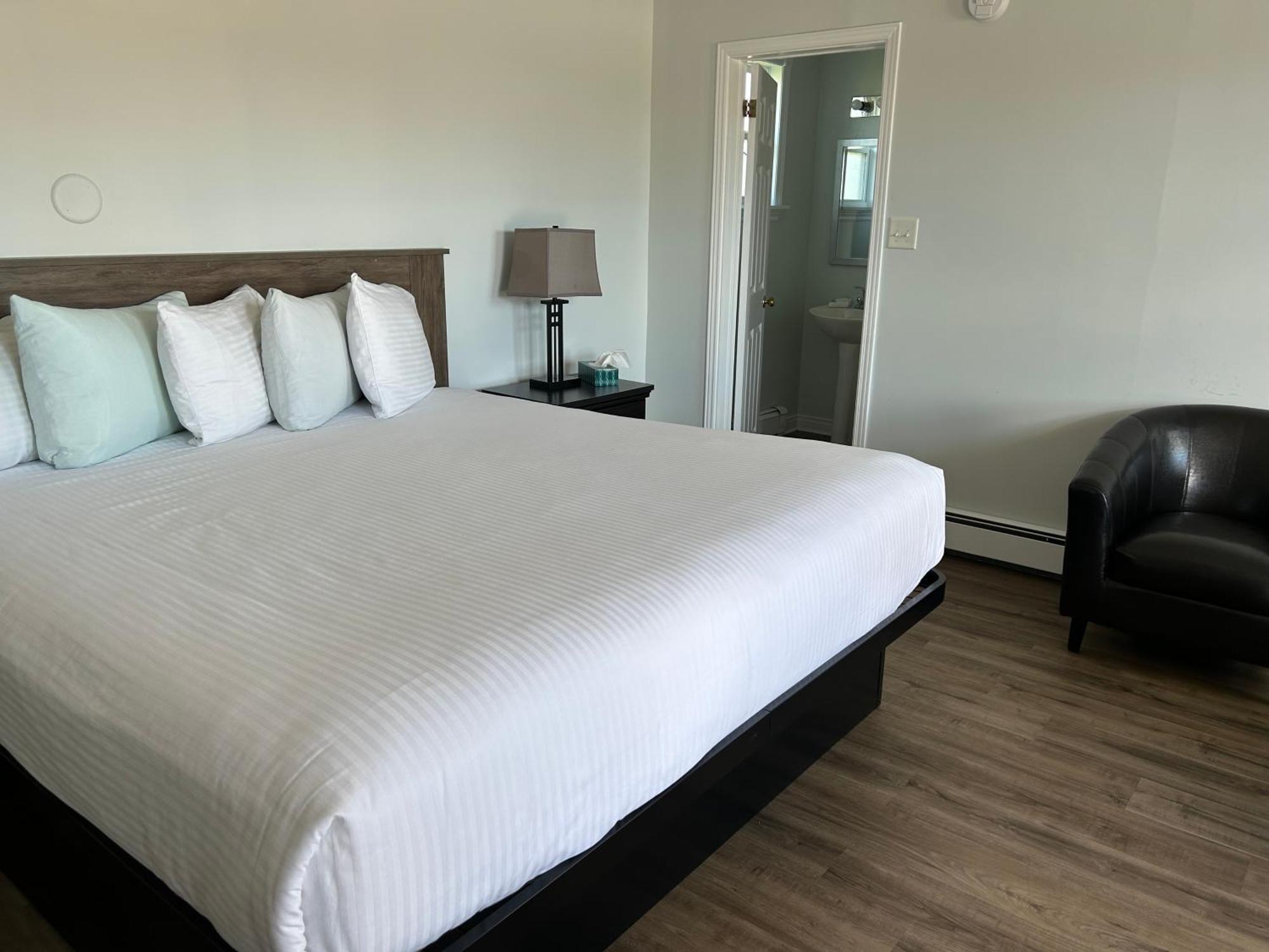 Middleton Motel & Suites Bagian luar foto